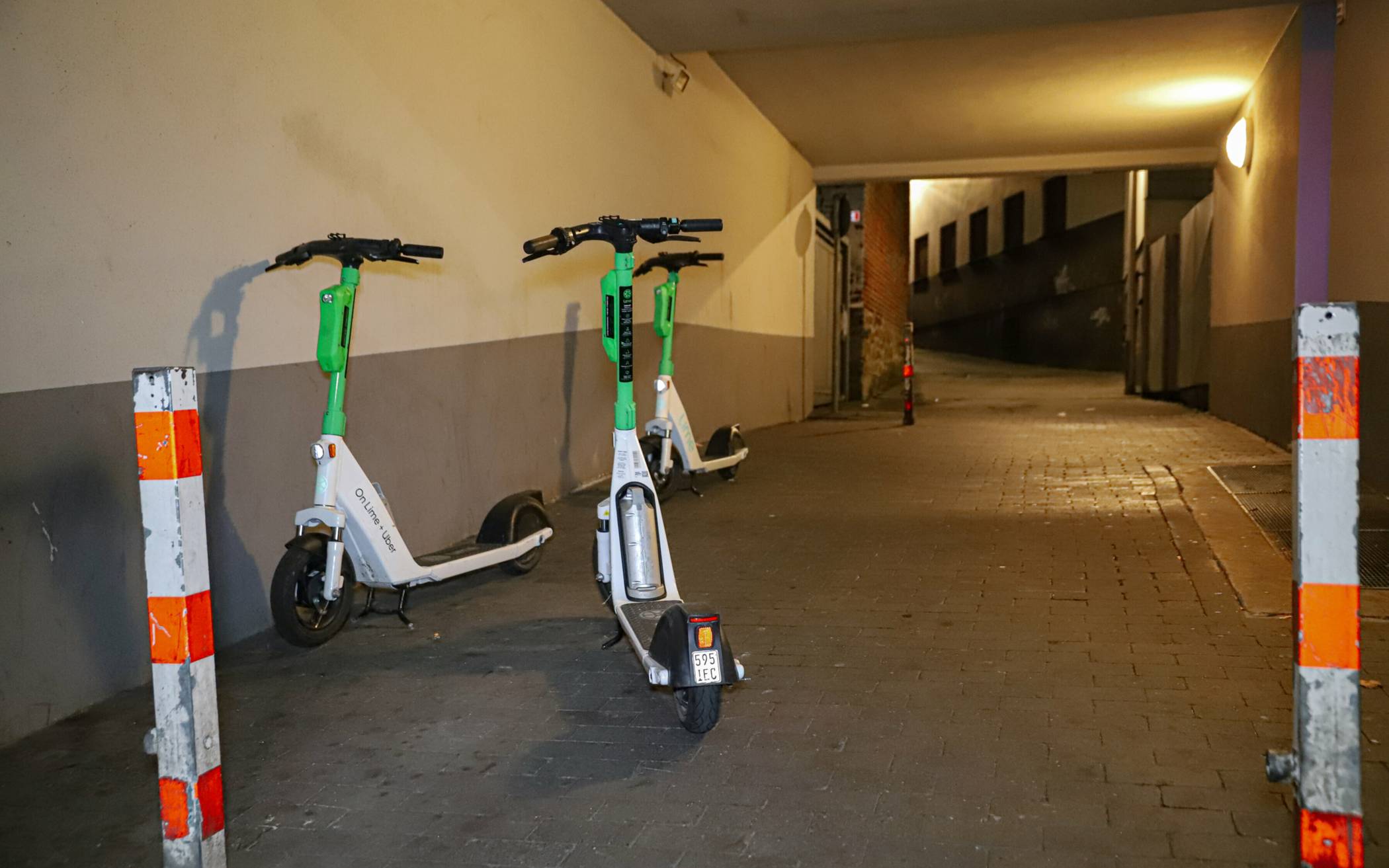Abgestellte E-Scooter.